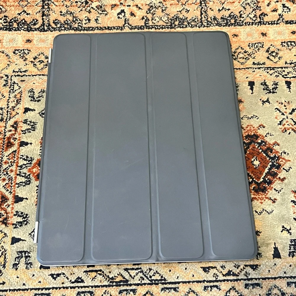 Apple iPad 2 16gb Bundle Charger /Case And Original Box Needs Factory Reset